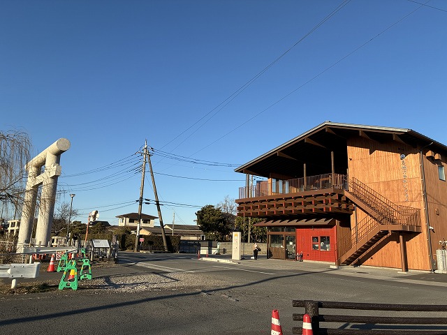 息栖神社の位置の鳥居とにぎわいテラス