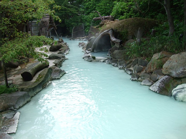 安達屋 白濁の露天風呂