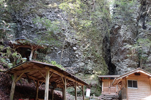 45番　岩屋寺　逼割禅定（せりわり）