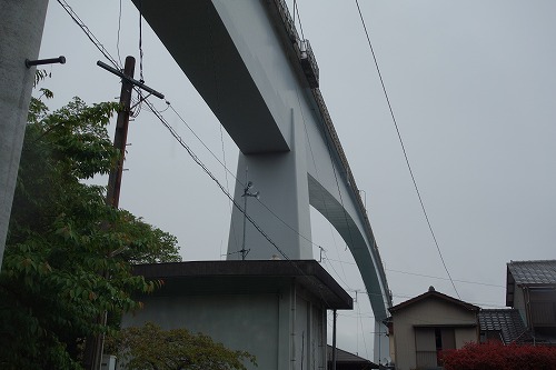 �Y�ˑ勴�́A���m�����m�s�̉Y�˘p�ɂ����鉄��1480 m�̋��ł���B1972�N�Ɋ����B���������݂���Ă���B